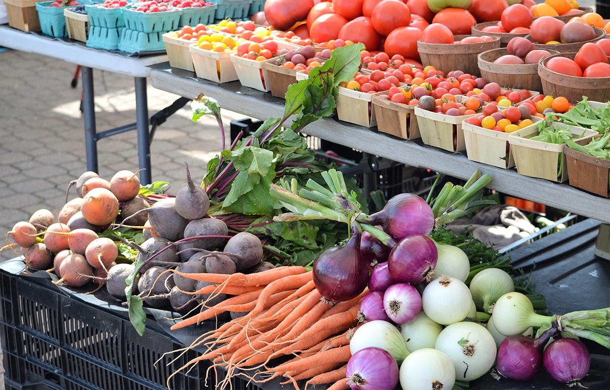 photo of a farmers market produce display